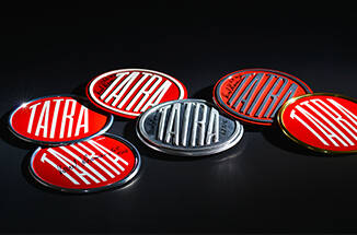 RATHGEBER spolupracuje se společností TATRA TRUCKS už několik let. Za tu dobu prošlo logo Tatry mnoha podobami | © Kulaté logotypy TATRA z masky kabiny